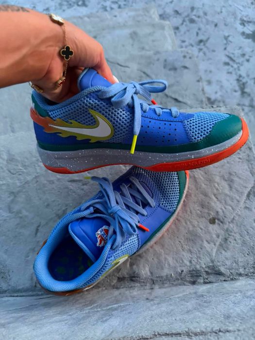 Продавам оригинални маратонки Nike в отлично състояние.