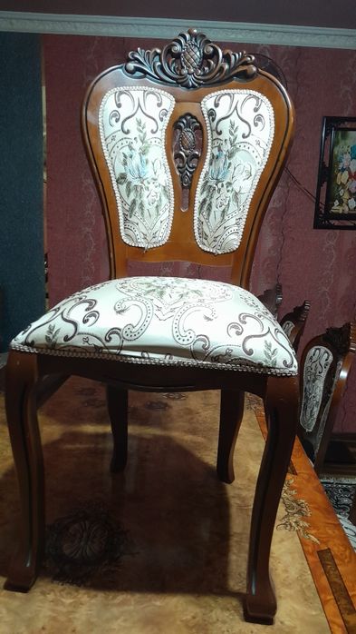 Гостинный стол и стулья в отличном состоянии