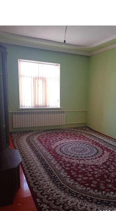 Жаңадан салынған үлкен үй сатылады.