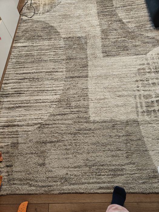 Vând covor ,200/300 cm . Se prezintă foarte bine.