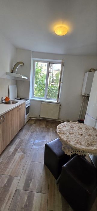 De inchiriat apartament la parter