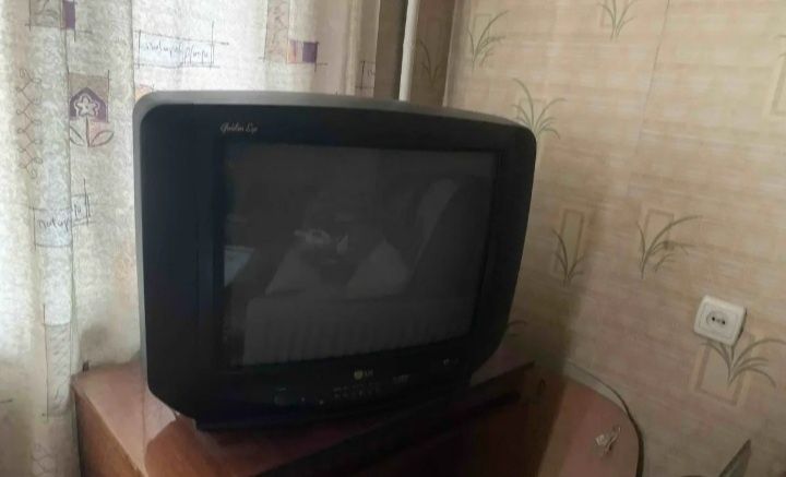 Телевизор LG в хорошем состоянии.