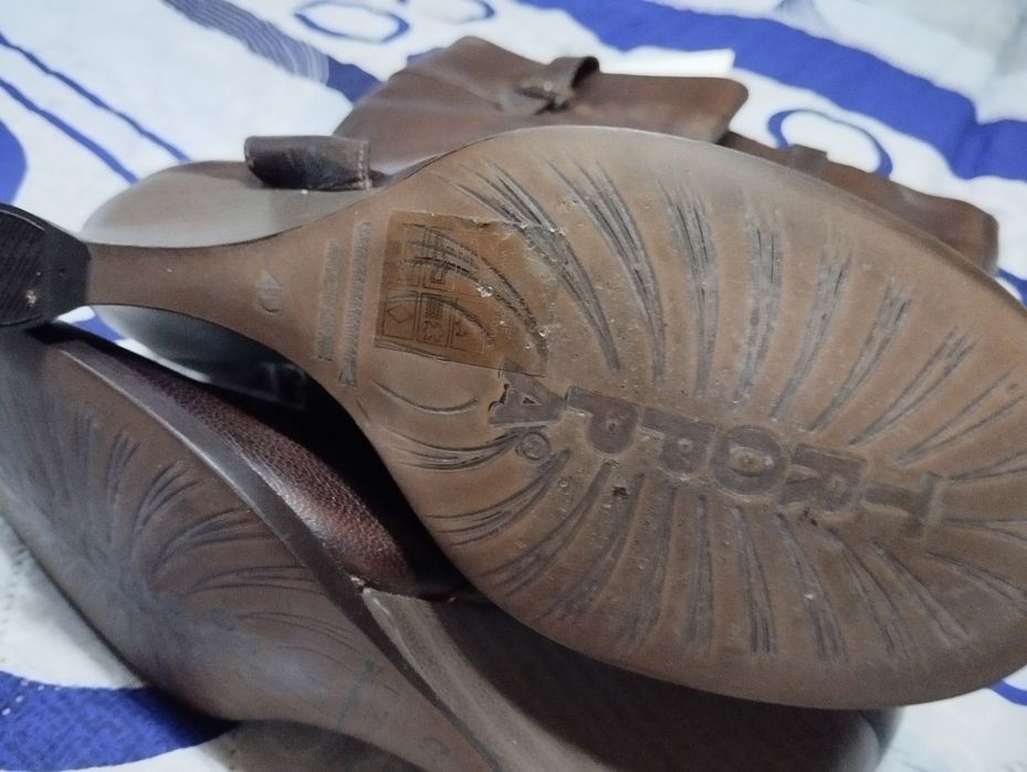 Чисто нови испански ботуши