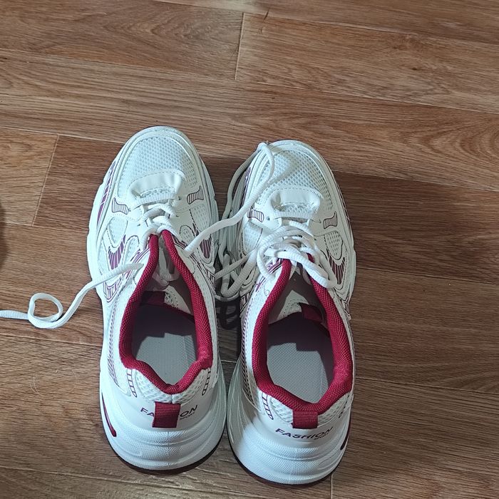 Красавки, красные кроссовки обувь,