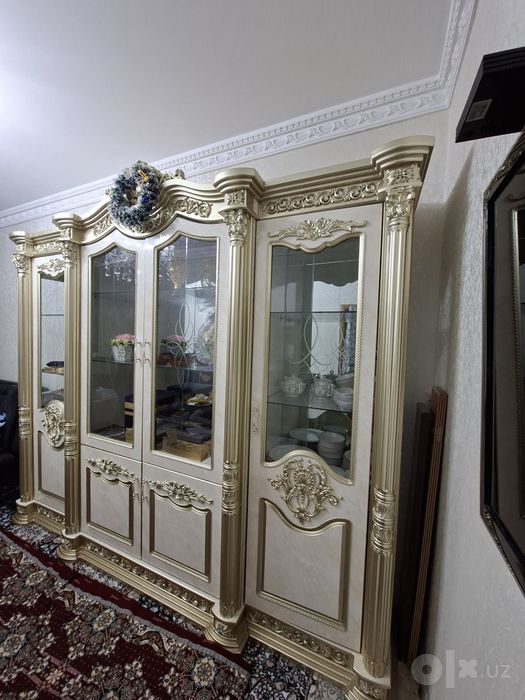 Сервант с 4 витринами