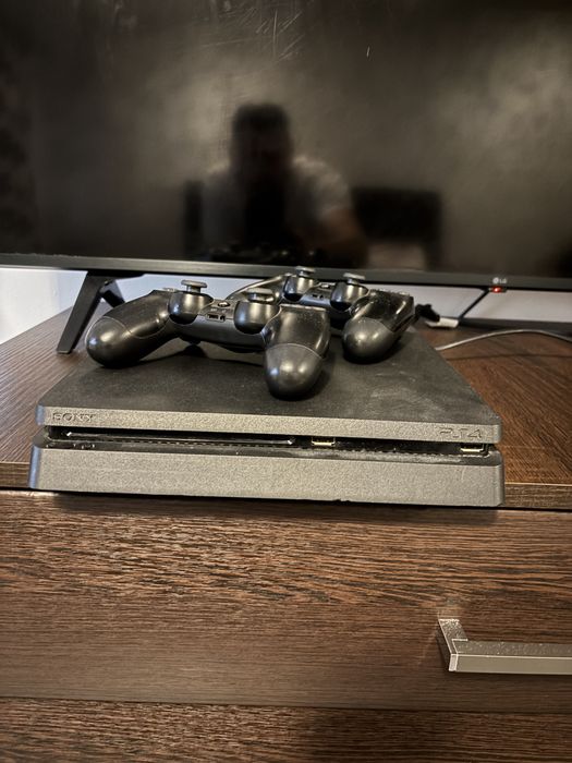 Vand ps4 in stare excelenta