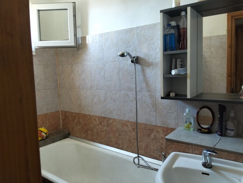 Vând apartament sau schimb cu casa