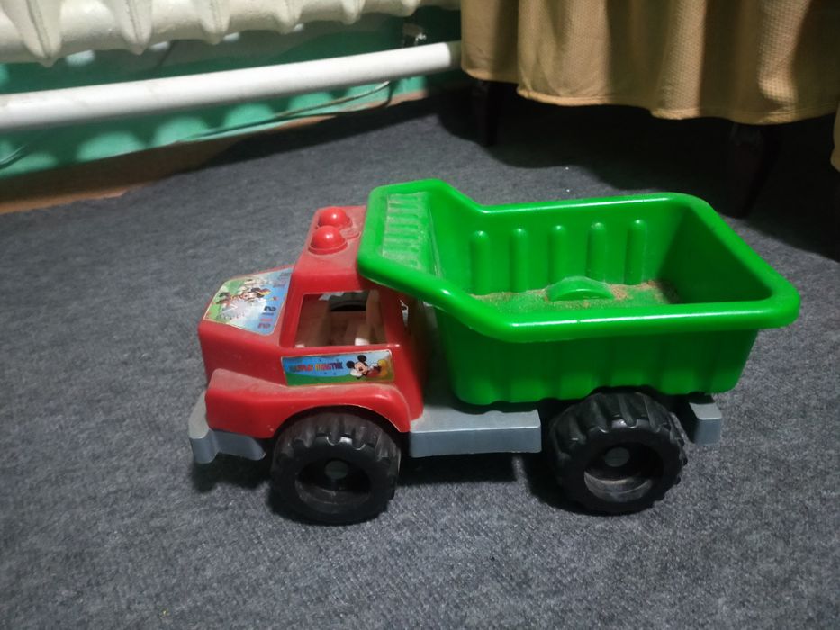 Машинки ,б/у.можно для игровых площадок