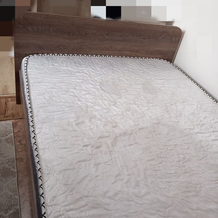 Продам двухспальную кровать с матрасом