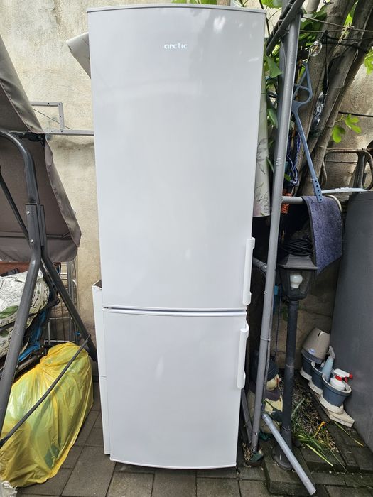 Vând frigider Arctic cu congelator – 240 L, înălțime 1,85 m