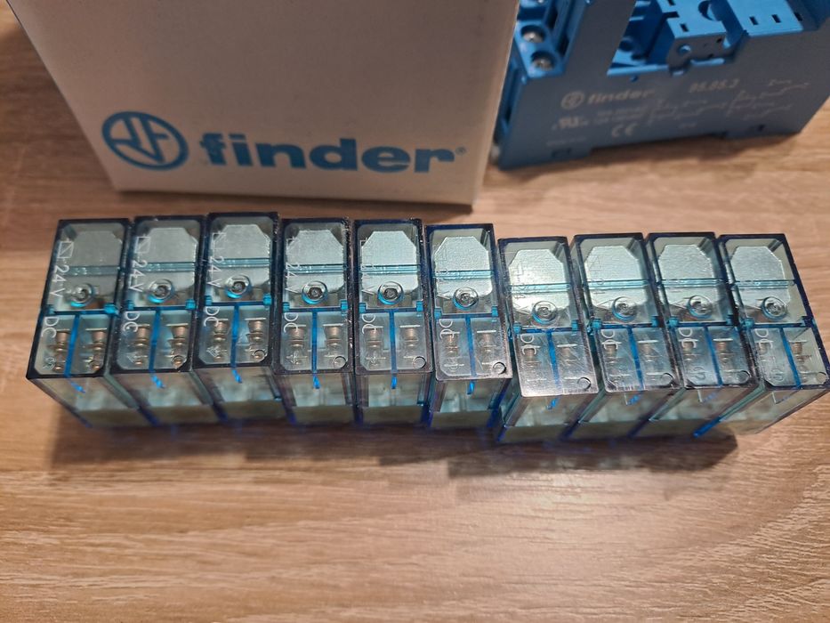 Set 10 bucăți releu Finder la 24VDC cu socluri și accesorii, NOI