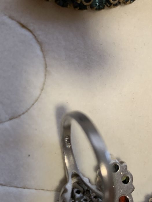 Стари предмети, пръстен, висулка и кръст