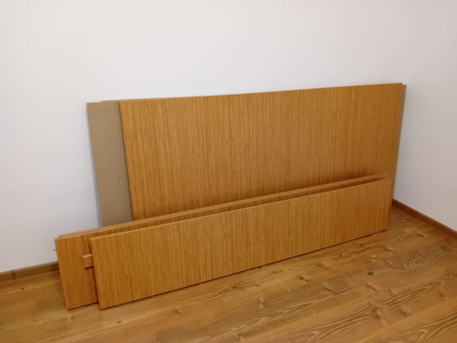 Vând pat dublu cu saltea .