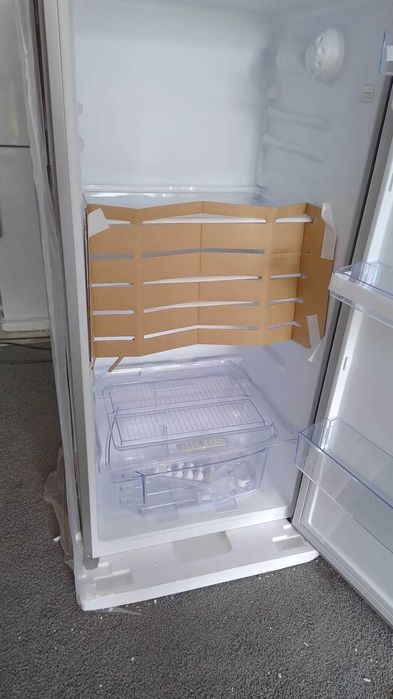 Чисто нов Комбиниран Хладилник с фризер-Горна камера Whirlpool 175 см 307 литра