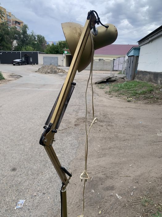 Продам напольная лампа электрическая