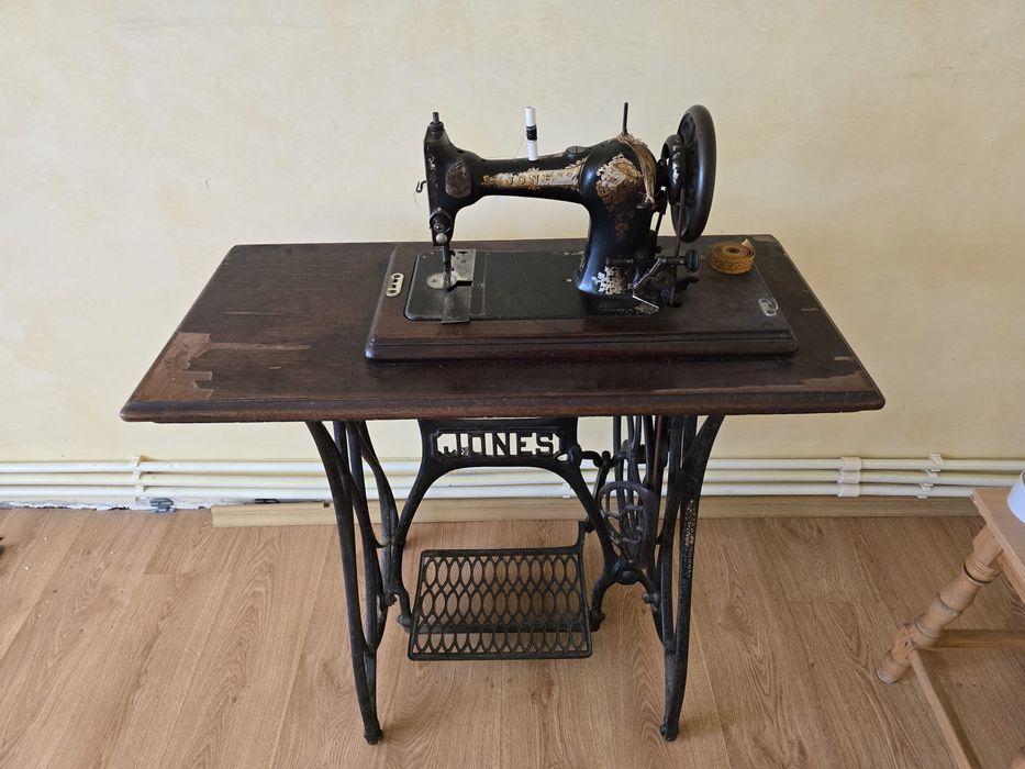 Masina cusut Jones cu pedala 1859