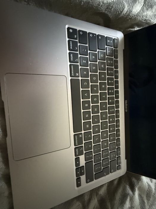 Продавам macbook air m1