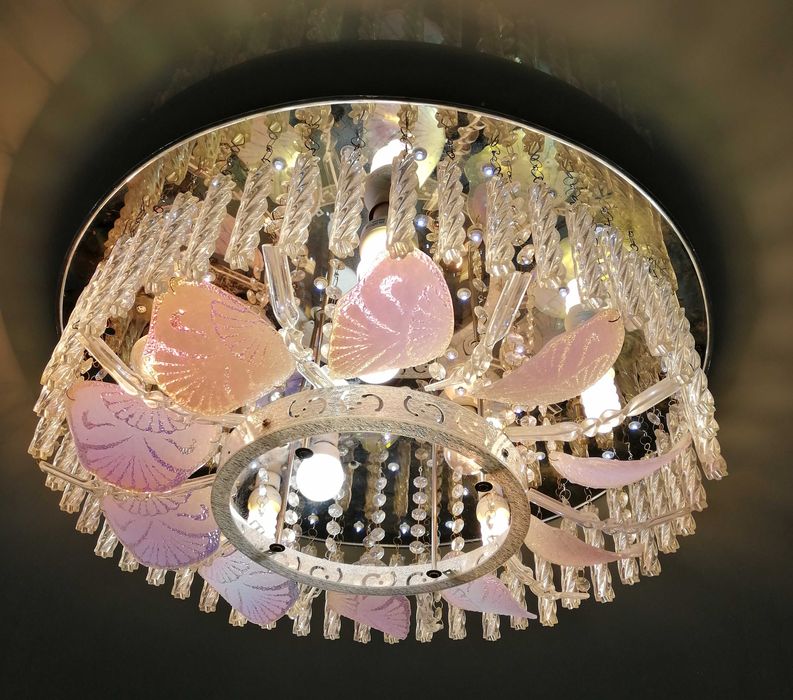 Потолочная люстра в зал