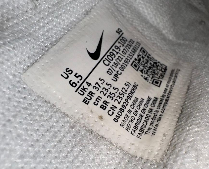Vand Adidasi Nike