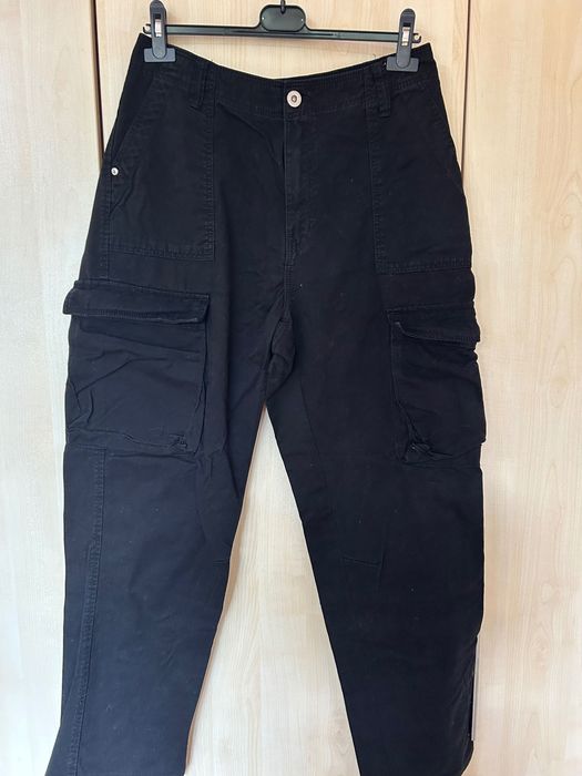 Дамски карго панталон в черен цвят. Размер-EUR-42