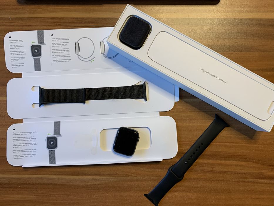 Apple Watch Series 4 44mm Space Gray Aluminium, Black Sport Loop, GPS