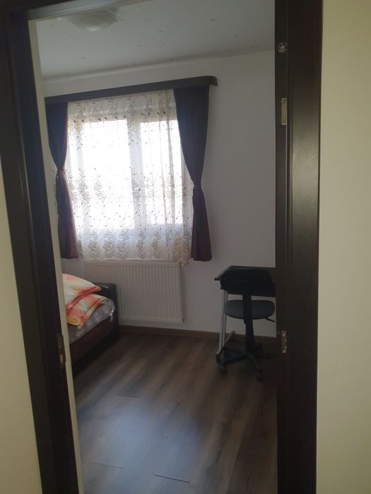 Închiriez apartament  2 camere.