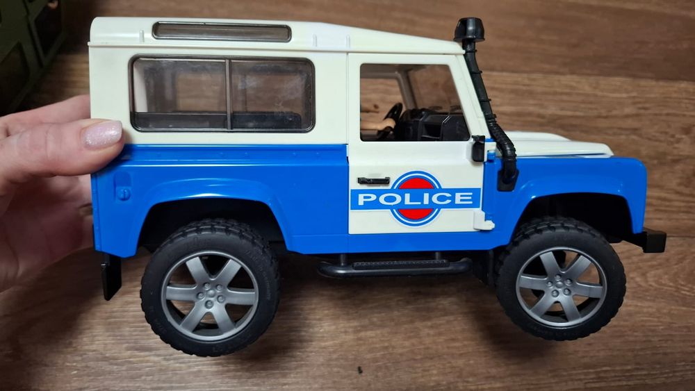 Внедорожники Bruder Land Rover Defender.