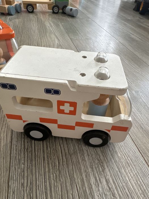 Vand lot jucarii lemn politie, ambulanta, etc 1-3 ani