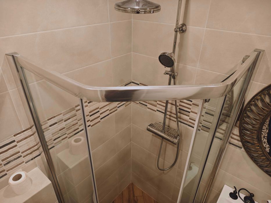 Петоъгълна душ кабина от закалено стъкло