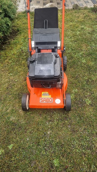 Vand masina de tuns iarba pe benzina