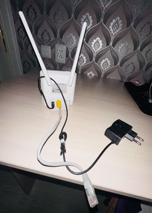 Универсальный роутер в отличном состоянии