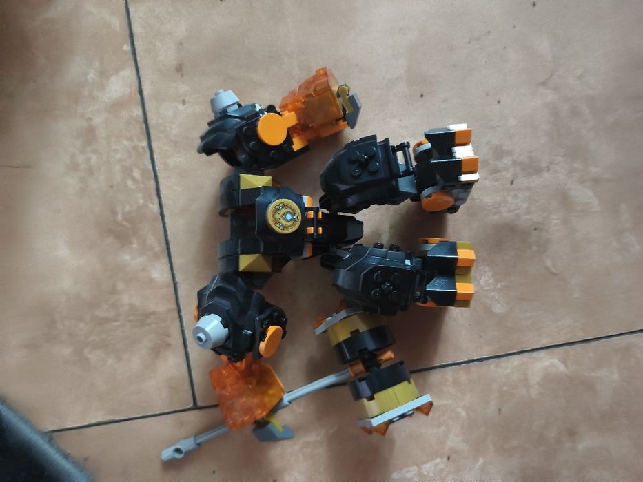 Vând lego Ninjago figurine și seturi originale