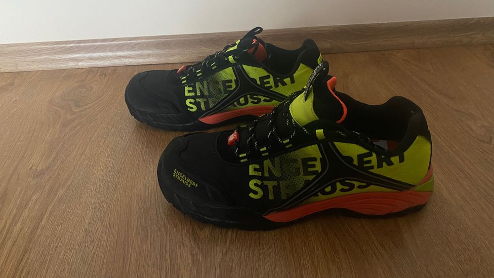 Работни обувки с бомбе .