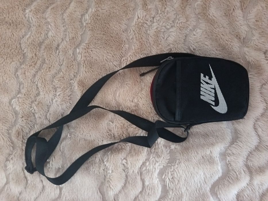 Vând borseta Nike