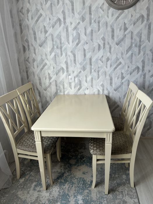 Продам кухонный стол и стулья.