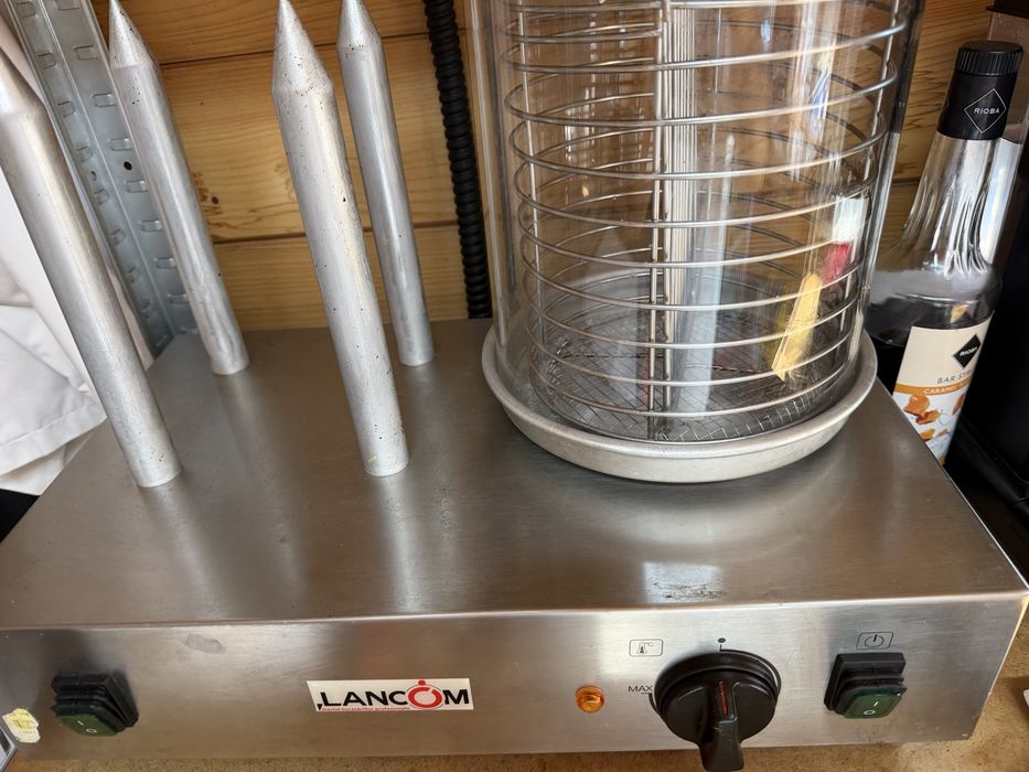 Se vinde aparat hot dog cu 4 tepuse, 30 buc, 600 w, 9.7 kg