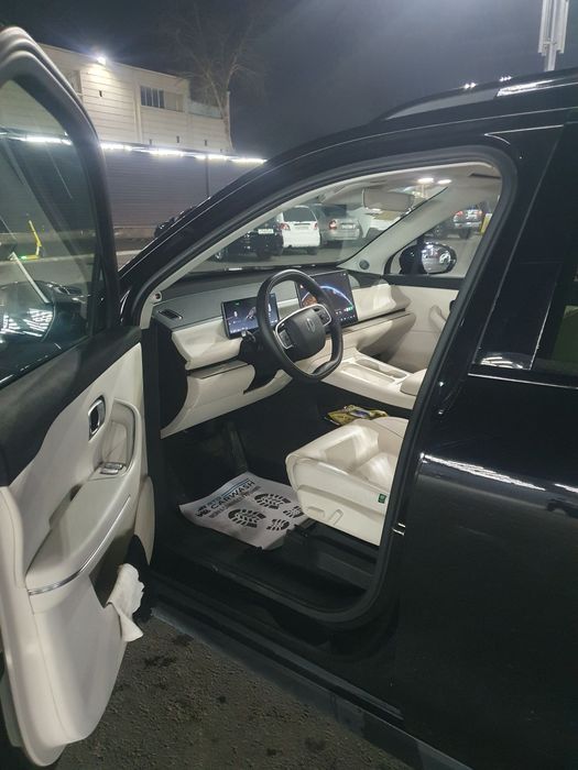 Leapmotor C16 
3- pozidsiya ledarni eng fuli 
10.000km yurgan.
Toshken