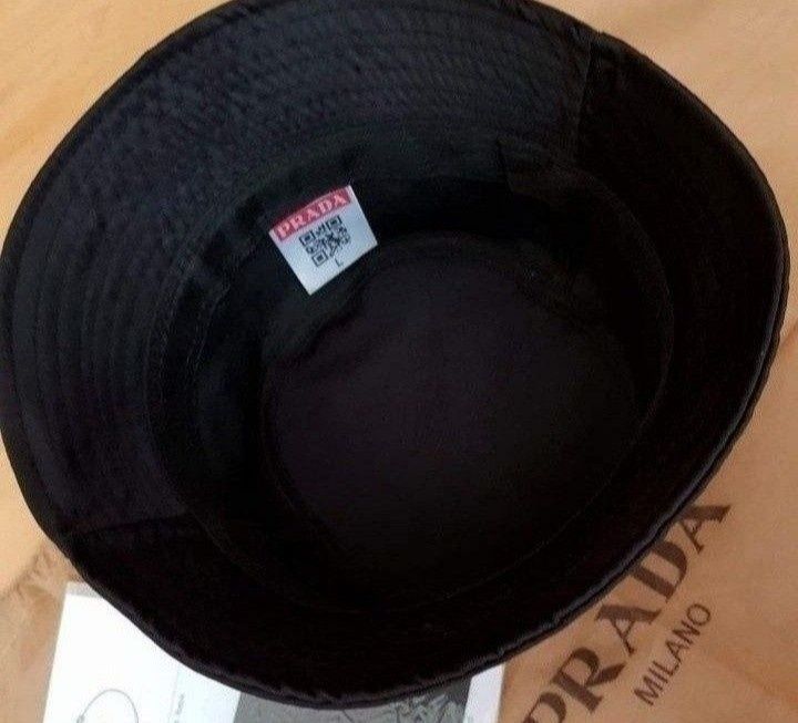 Palarie Prada model unisex, logo metalic