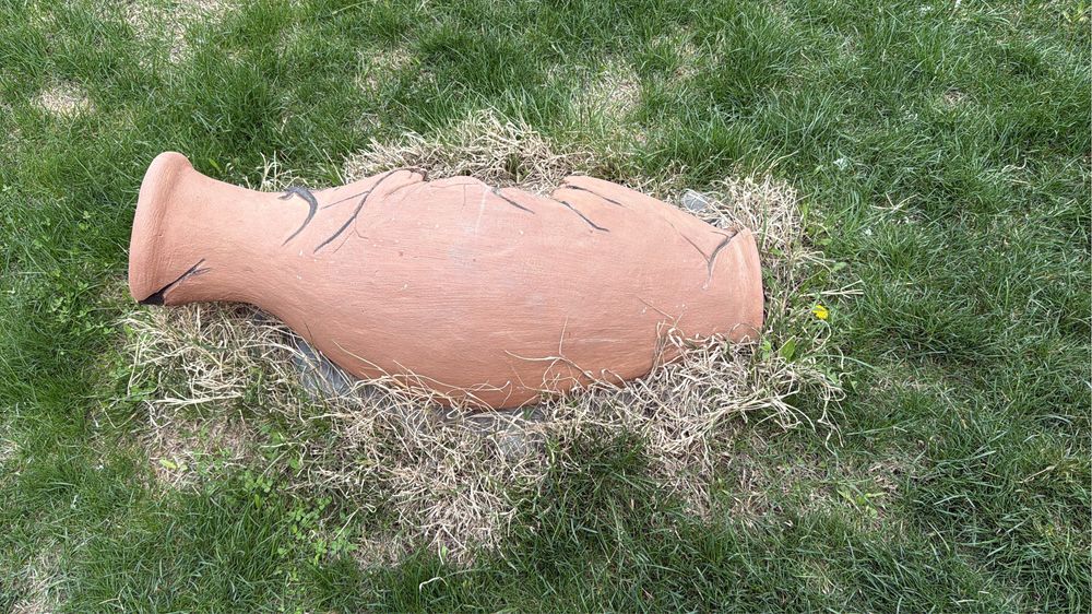 Кувшин из цемента для двора