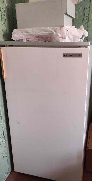 Работещ хладилник ENIEM с вътрешна камера.