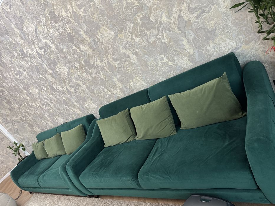 Диван с тремя подушками