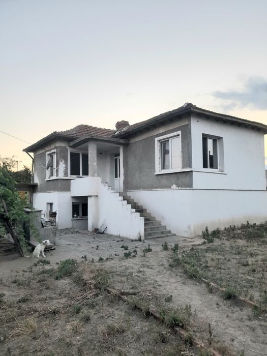 Продавам къща с дворно място 1 декар