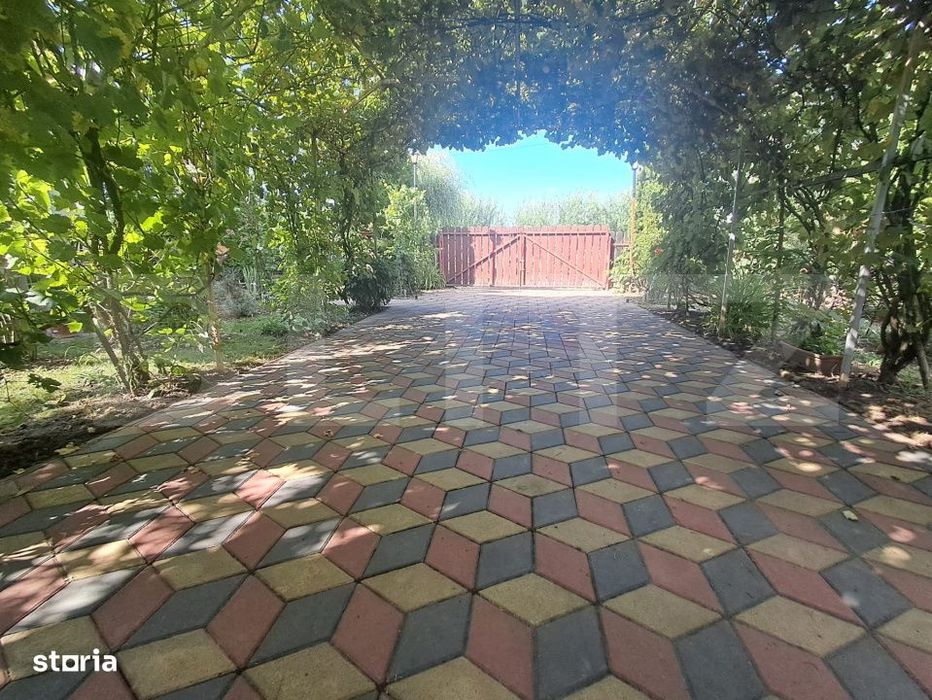 Casa individuala P+1, 180 mp, teren 1.050 mp si livada, zona Dumbravio