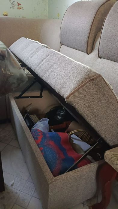 Продам уголок со столом и двумя пуфиками