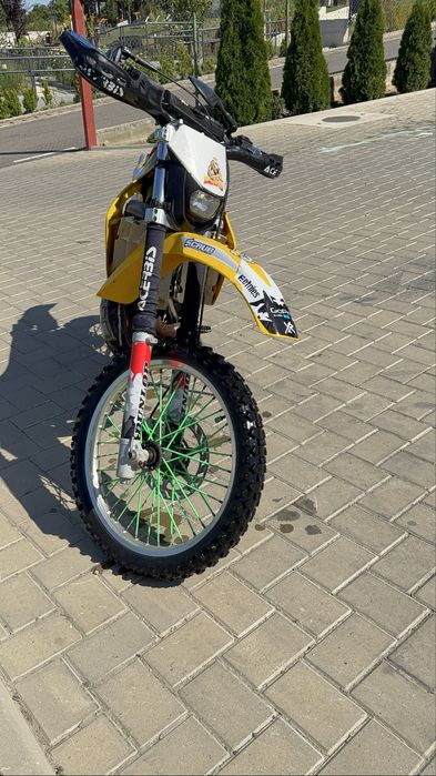 Vand cross GasGas motor de 200 in 2 timpi motorul este foarte bun