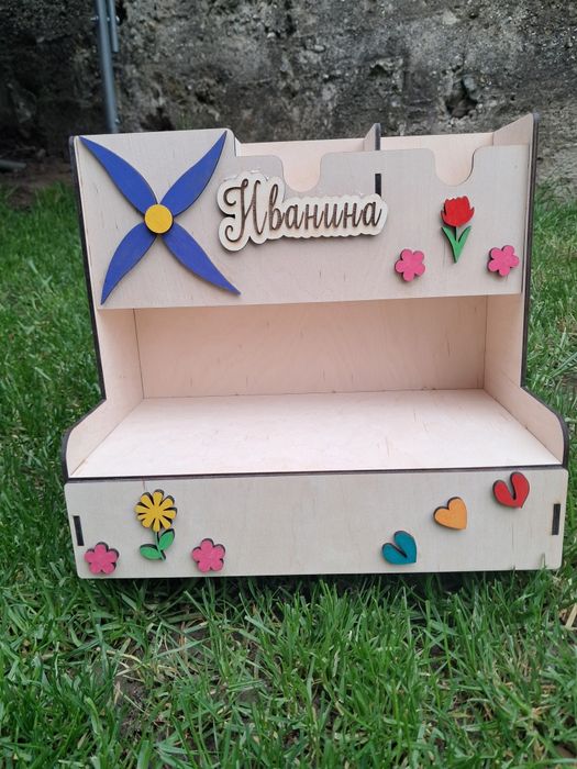 Играчки и етажурки за момичета