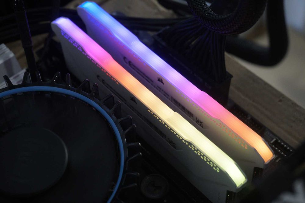 32GB (2x16) RAM DDR4 3600 CL18 Corsair Vengeance RGB White рам памет