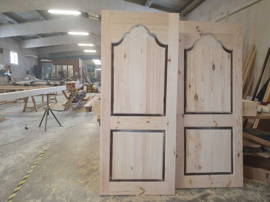 Mobilier din lemn masiv.