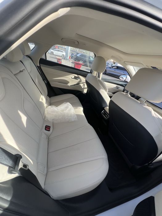 Byd Qin L oq rangi sotuvda
