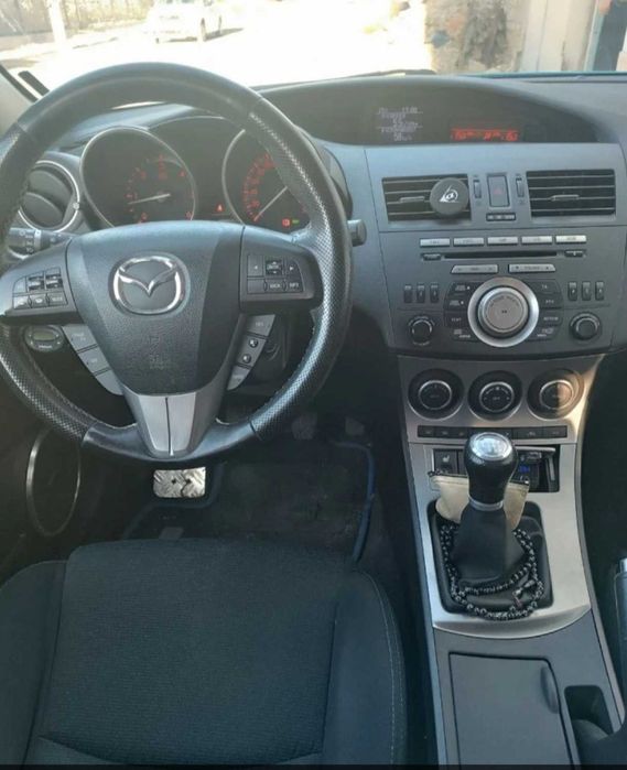 Лек автомобил Mazda 3